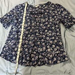 Lucky-Brand-blue-floral-printed-Vneck-short-sleeve-Blouse-with-ruffle-hem